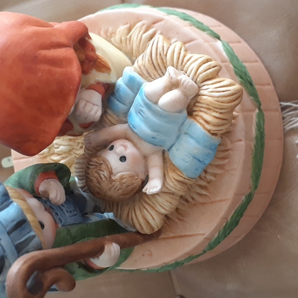 1981 Enesco Musical Child Nativity. - Picture 8 of 10